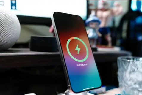 乃东苹果15换屏服务分享用什么充电器给iPhone15充电更好 